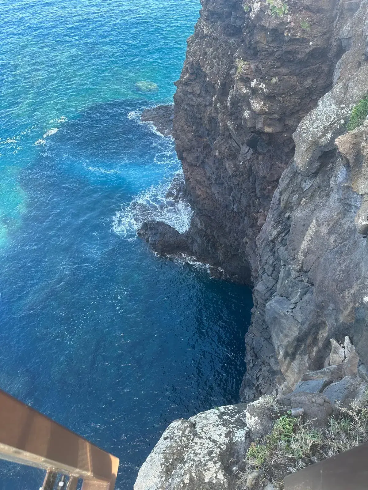 Atlantic water below the cliffs at Miradouro do Guindaste