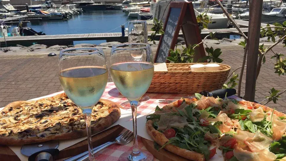 Food and drinks served beside Calheta Marina at Manifattura di Gelato