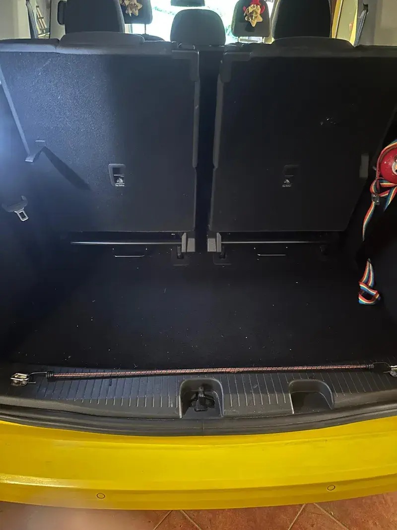 VW Caddy 2025 trunk space — fits luggage even with all 6 seats in use